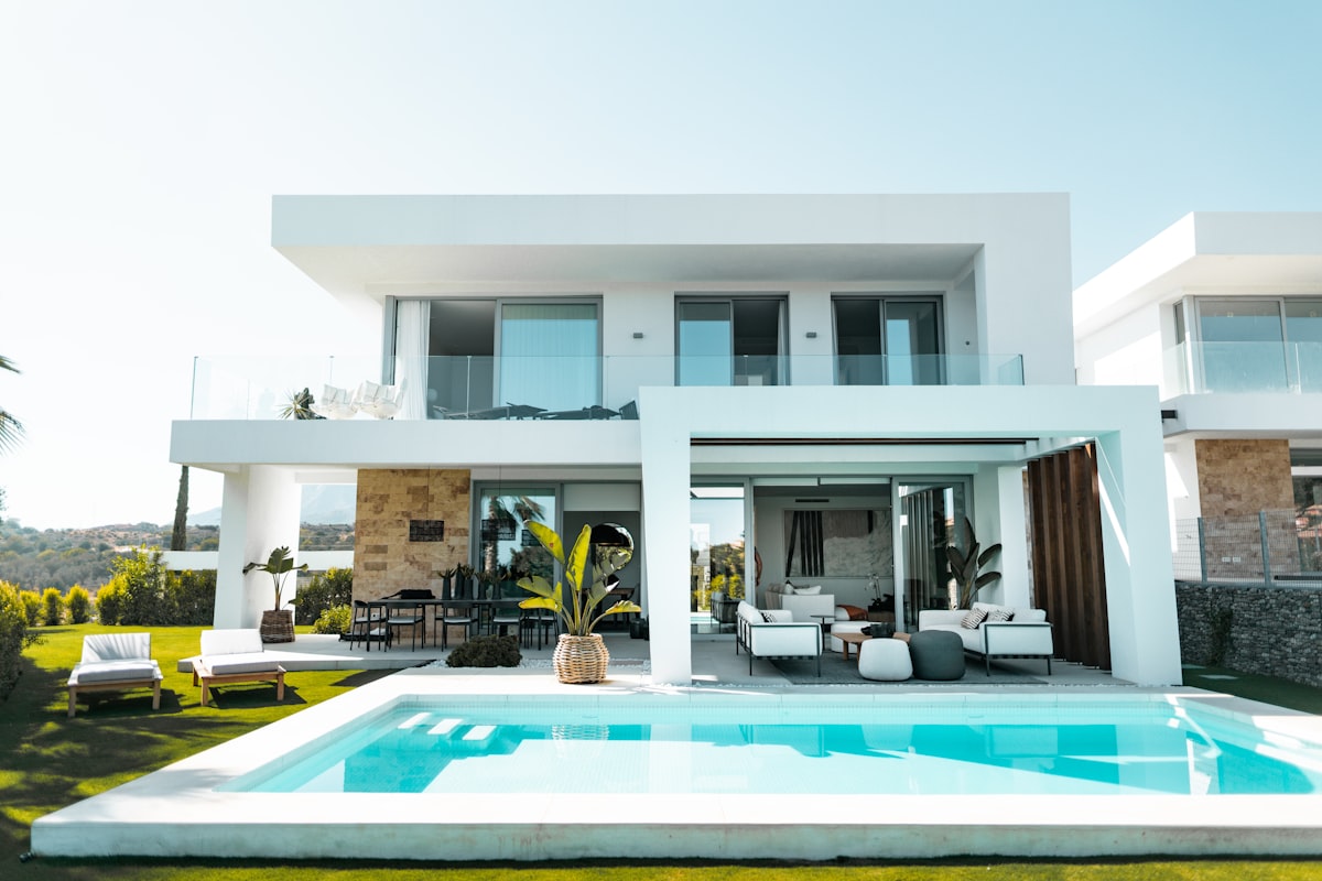 Piscina moderna minimalista con liner azul